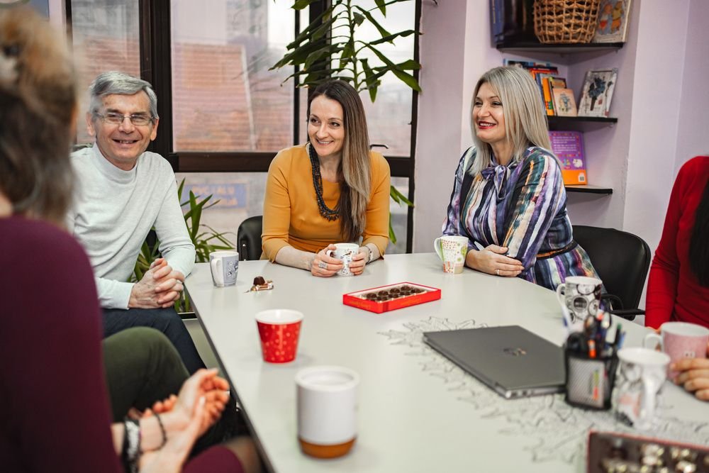 Ambiente informal onde profissionais conversam e refor&ccedil;am habilidades de ingl&ecirc;s executivo.
