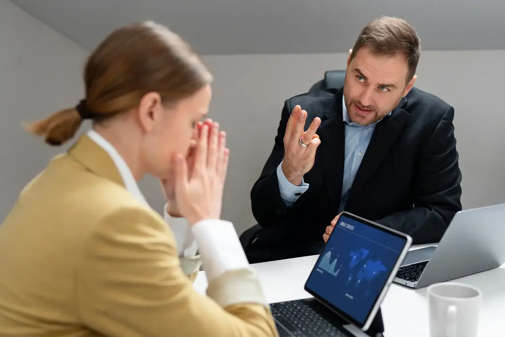 linguagem não verbal Executivos simulando situação para estudo de linguagem não verbal.