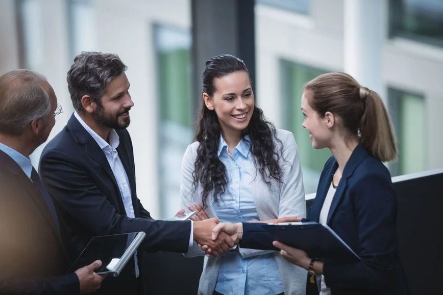 Executivo em troca de informa&ccedil;&otilde;es de apoio, usufruindo do networking profissional