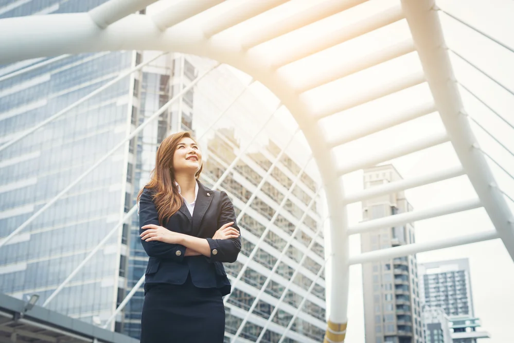 carreira de sucesso Executiva refletindo sobre como construir uma carreira de sucesso.