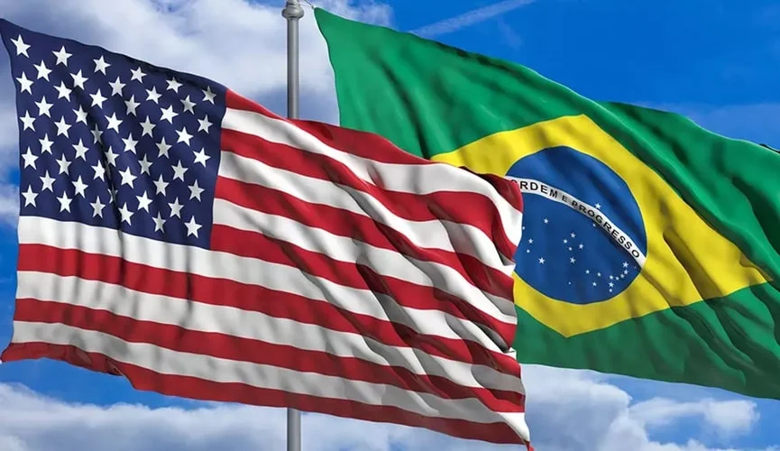 Bandeiras dos EUA e Brasil representando as diferentes e semelhan&ccedil;as entre a cultura dos estados unidos