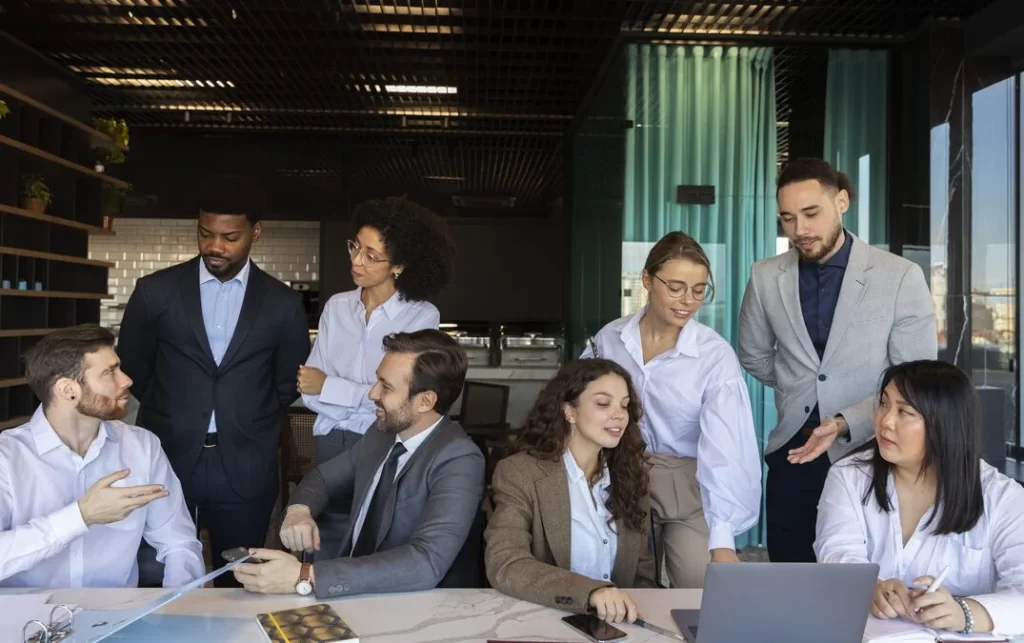 liderança inclusiva Executivos trabalhando representando o resultado de uma liderança inclusiva