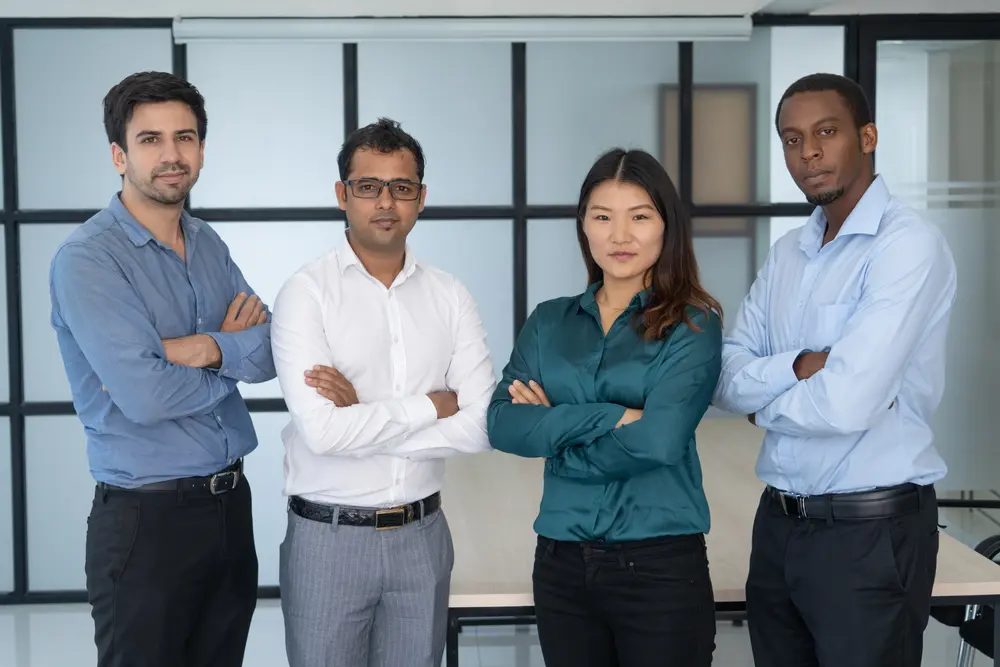Grupo multi&eacute;tnico de executivos trabalhando em equipe.