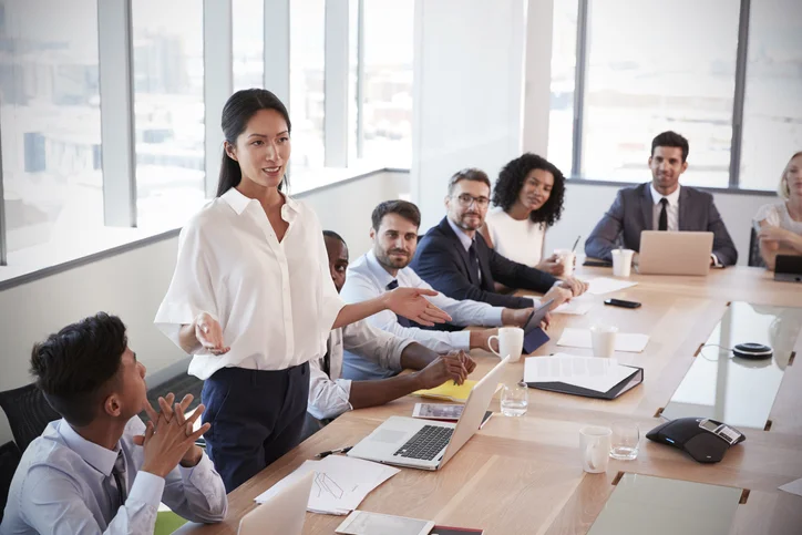 Mulher exercendo o que aprendeu sobre Comunica&ccedil;&atilde;o estrat&eacute;gica para lideran&ccedil;a feminina em reuni&atilde;o. 