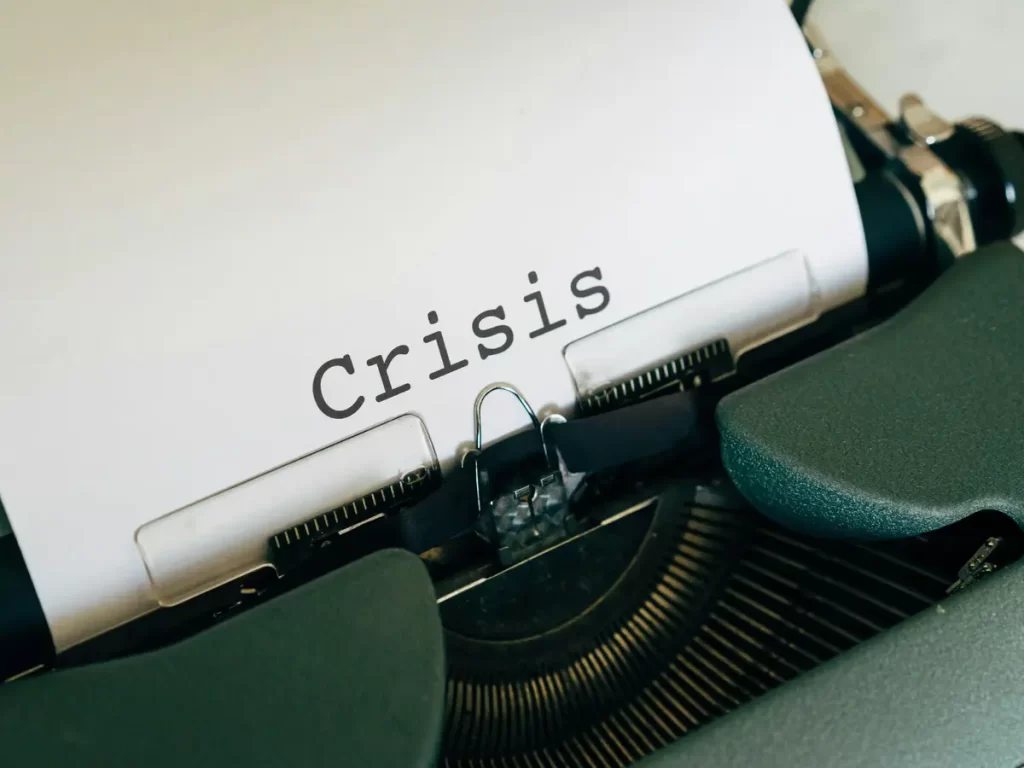 M&aacute;quina de datilografar com a palavra crisis - representando a comunica&ccedil;&atilde;o executiva e a gest&atilde;o de crises.