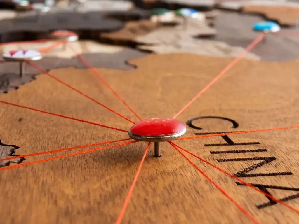 Trecho do Mapa da China em madeira. Com pin marcando e ligando a China a diversos pa&iacute;ses da &agrave;sia.