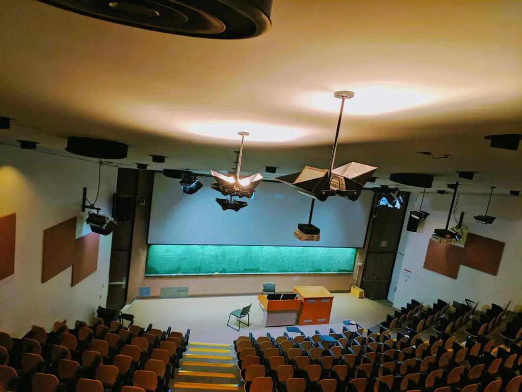 Audit&oacute;rio vazio aguardando o in&iacute;cio da aula de programa de Educa&ccedil;&atilde;o Executiva.