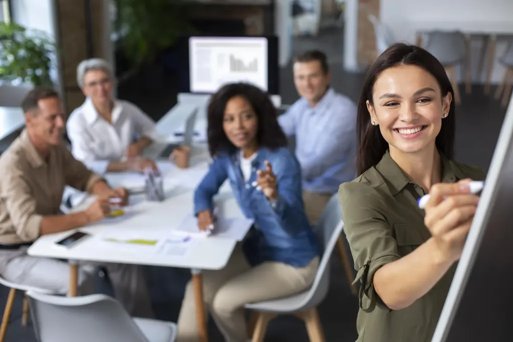 Equipe trabalhando no modelo disruptivo de lideran&ccedil;a adaptativa.