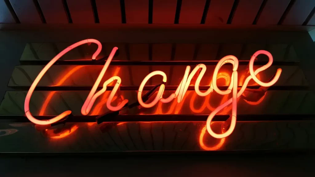 Painel escrito change em neon. Palavra central da lideran&ccedil;a adaptativa