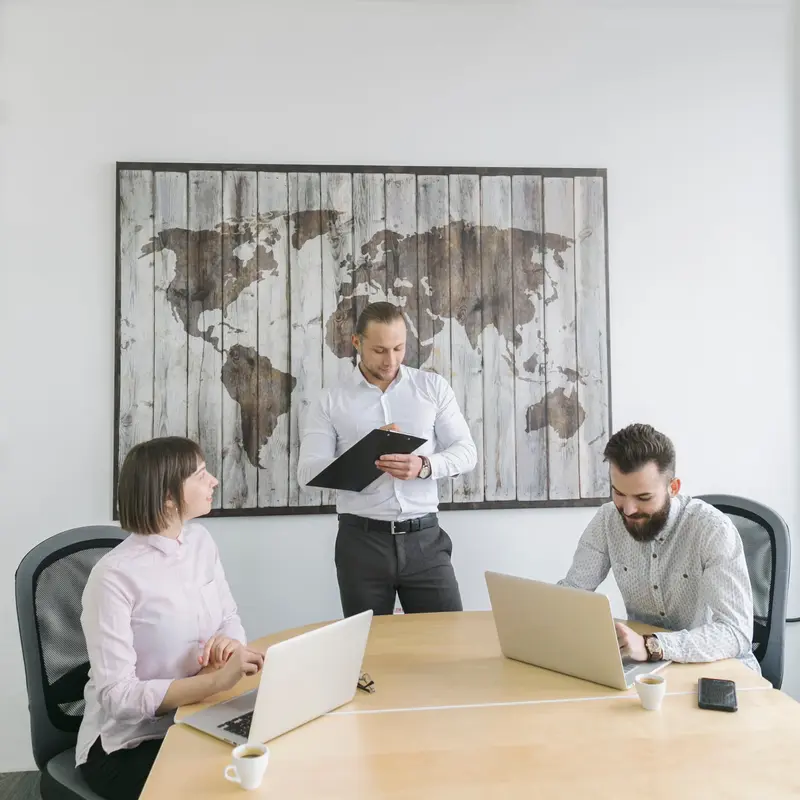 lideran&ccedil;a global conduzindo reuni&atilde;o em equipe h&iacute;brida. 