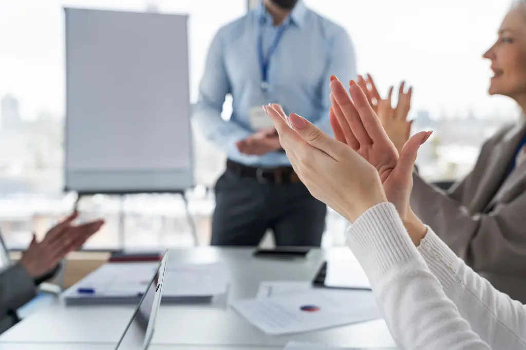Comunica&ccedil;&atilde;o e lideran&ccedil;a sendo aplicada em reuni&atilde;o de equipe.