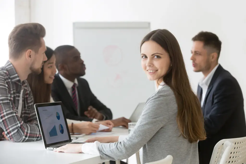 Lideran&ccedil;a em reuni&atilde;o aplicando diversas t&eacute;cnicas de lideran&ccedil;a. 