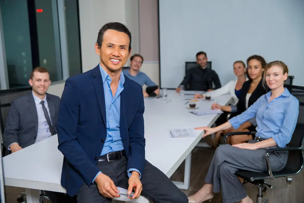 Equipe estudando os impactos do lifelong learning na corpora&ccedil;&atilde;o.