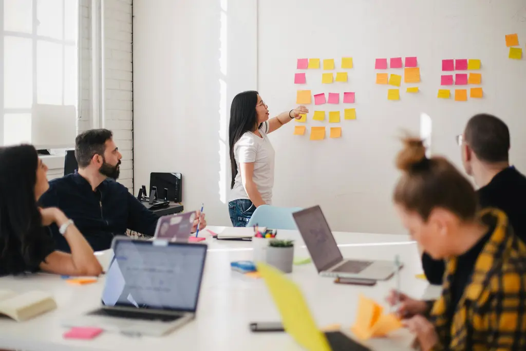 Equipe em sprint semanal refletindo sobre a import&acirc;ncia da comunica&ccedil;&atilde;o nos neg&oacute;cios.