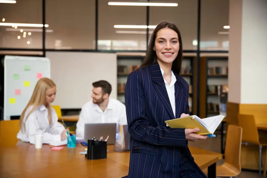 Empres&aacute;ria estudando sobre o Lifelong Learning e o futuro do trabalho.