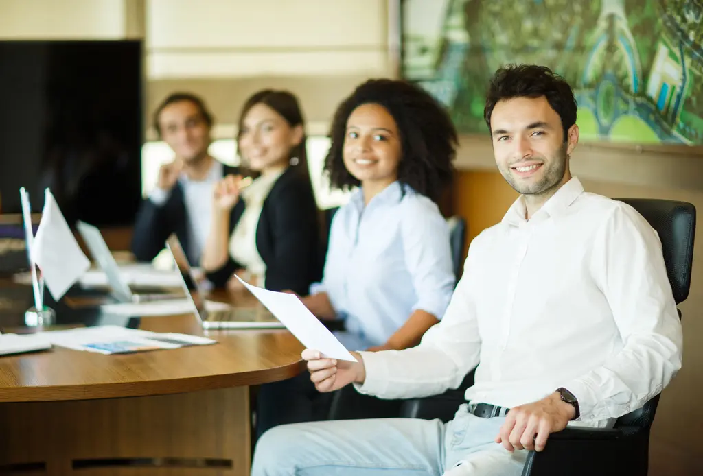 Equipe em reuni&atilde;o de estrat&eacute;gias de lifelong learning para equipe