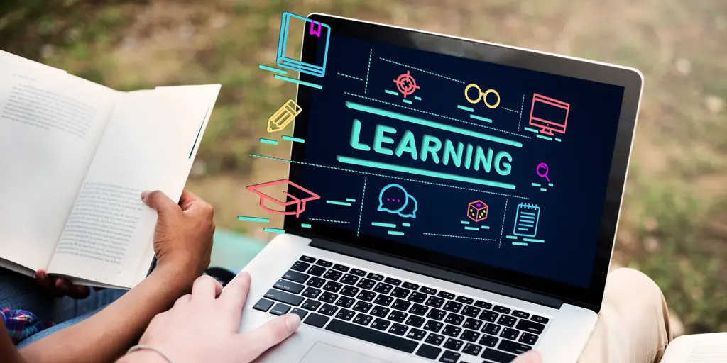 Executivos avaliando as diferen&ccedil;as entre e-learning e experiential learning.