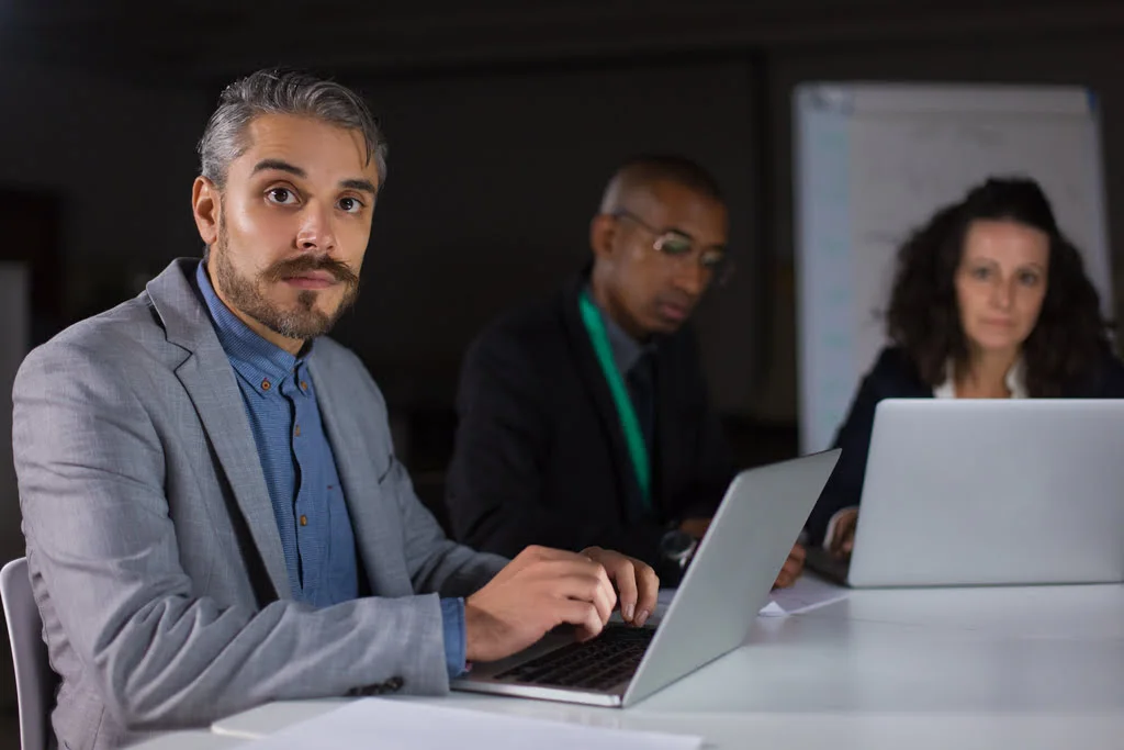 Executivos decidindo sobre qual modelo de educa&ccedil;&atilde;o executiva adotar: e-learning vs. experiential learning  