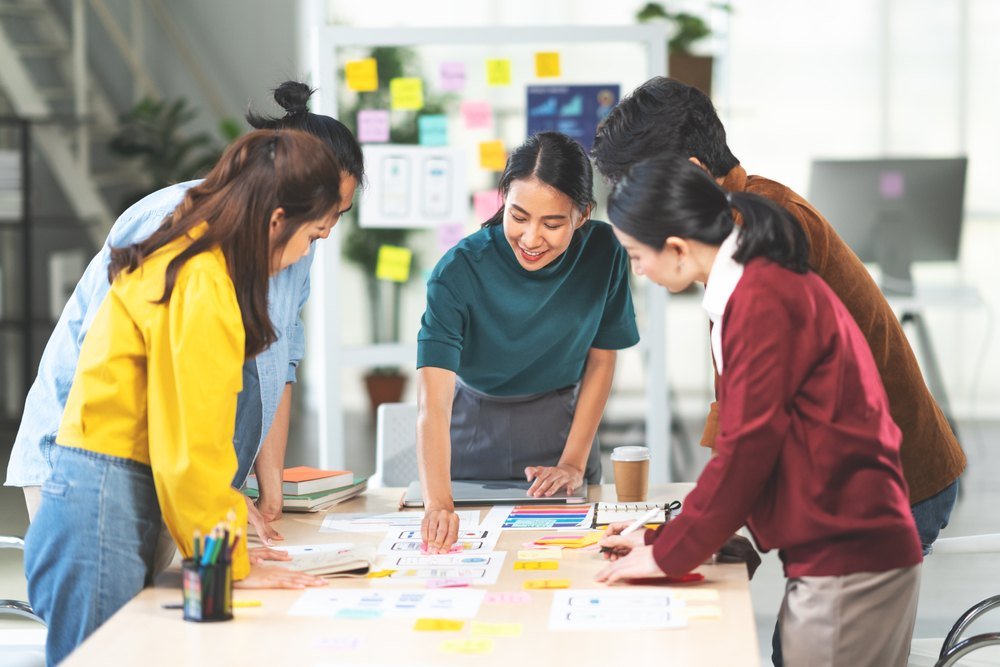 Time multidisciplinar trabalhando de forma colaborativa, aplicando conceitos de liderança estratégica em projetos empresariais.